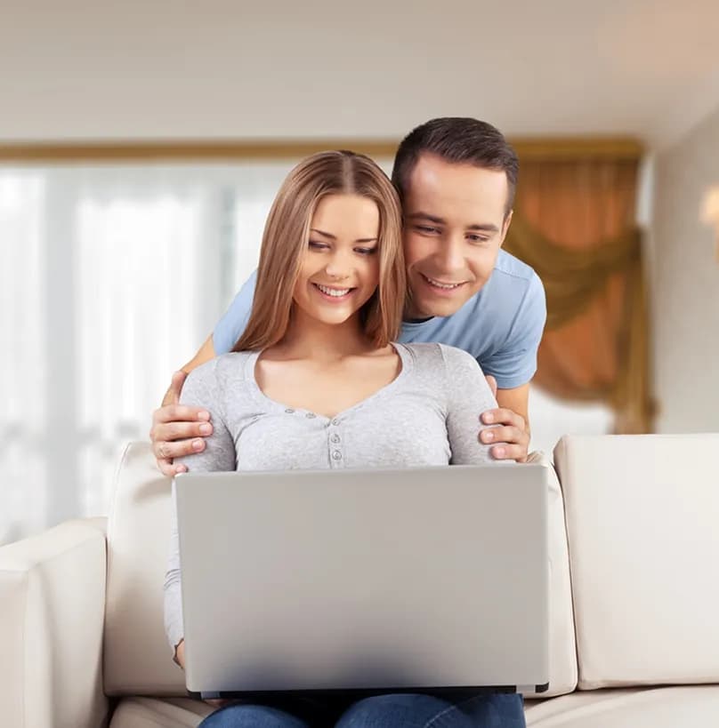 Couple consultant les programmes de subvention en ligne